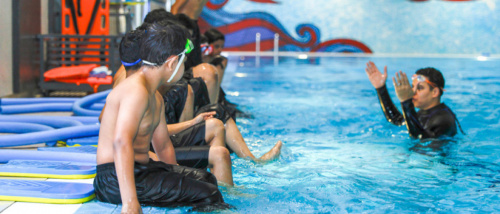 2100 طالب يتدربون في «محو أمية السباحة»