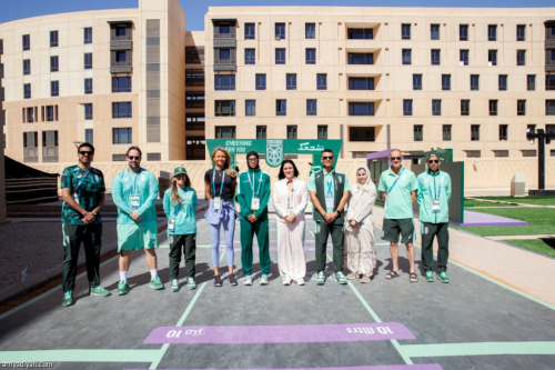 أُنس ودنيا تزوران قرية الرياضيين