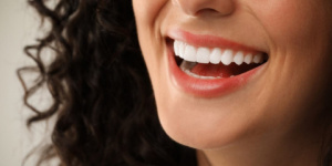 وداعاً للتسوس.. علماء يكتشفون طريقة لإعادة نمو مينا الأسنان