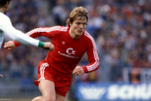 دنماركي يحتفل بذكرى لعبه مباراتين في يوم واحد