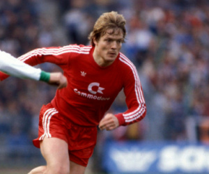 دنماركي يحتفل بذكرى لعبه مباراتين في يوم واحد