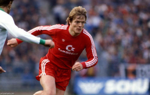 دنماركي يحتفل بذكرى لعبه مباراتين في يوم واحد