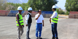 مدير مكتب الشباب والرياضة بتعز يطلع على سير مشروع تعشيب ملاعب نادي الصقر