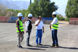 مدير مكتب الشباب والرياضة بتعز يطلع على سير مشروع تعشيب ملاعب نادي الصقر