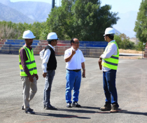 مدير مكتب الشباب والرياضة بتعز يطلع على سير مشروع تعشيب ملاعب نادي الصقر