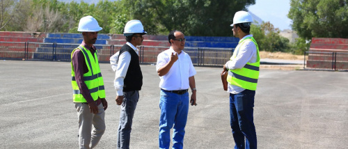 مدير مكتب الشباب والرياضة بتعز يطلع على سير مشروع تعشيب ملاعب نادي الصقر