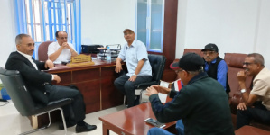 المهندس فؤاد فاضل يلتقي إدارة نادي الصقر لمتابعة تقدم مشروع تعشيب الملاعب