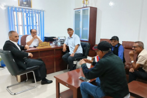 المهندس فؤاد فاضل يلتقي إدارة نادي الصقر لمتابعة تقدم مشروع تعشيب الملاعب