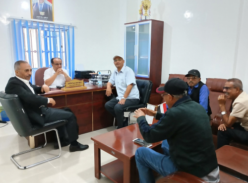 المهندس فؤاد فاضل يلتقي إدارة نادي الصقر لمتابعة تقدم مشروع تعشيب الملاعب