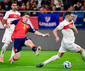 إسبانيا تنتزع التأهل الـ 17.. وديميرال وأكتشيشيك إلى الملحق