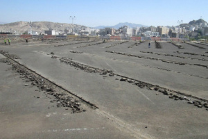 تواصل الأعمال الإنشائية في مشروع تعشيب ملاعب نادي الصقر بتعز