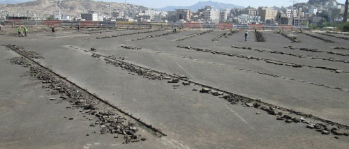 تواصل الأعمال الإنشائية في مشروع تعشيب ملاعب نادي الصقر بتعز