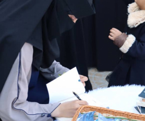 الكاتبة اليمنية آلاء الحسني تُطلق روايتها "حينما تأكلك الجزيرة"