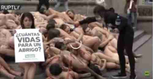 نشطاء من الجنسين يتعرون علنا في برشلونة احتجاجا على سلخ جلود الحيوانات (فيديو)