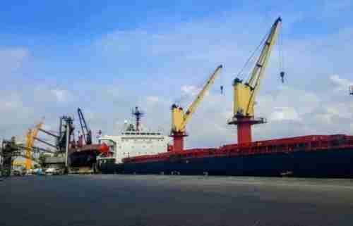 جمرك ميناء عدن يحتج على تعسفات التحالف وإضرار توجيهات بنشاط الميناء