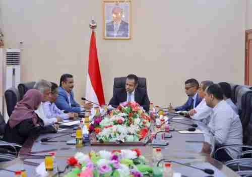 رئيس الوزراء يتابع خطوات انشاء محطة الكهرباء الجديدة بعدن 
