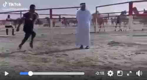 شاهد بالفيديو .. إماراتي حاول تقليد اليمنيين في رياضة القفز على الإبل .. وهذا ما حدث له؟!