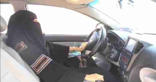   صابرين.. فتاة عدنية تتصدر تدريب دروس قيادة السيارات