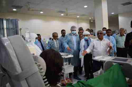 محافظ عدن يفتتح مركز الغسيل الكلوي بمستشفى عبود العسكري 