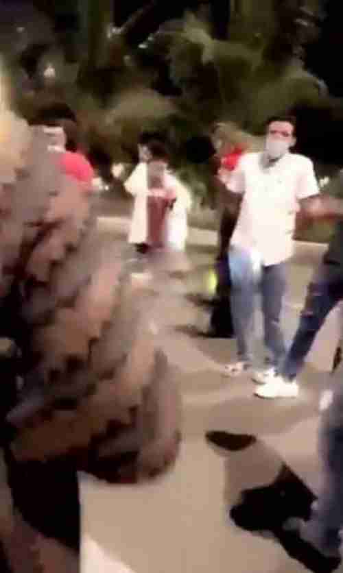 ”ملاسنة خادشة للحياء” بين رجال وامرأة بمكان عام في السعودية