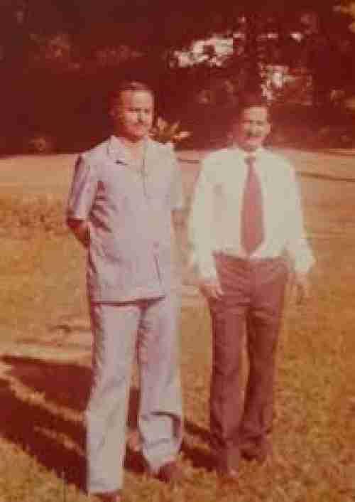 شاهد .. صورة نادرة للرئيس هادي مع والد اللواء شلال قبل 37 سنة