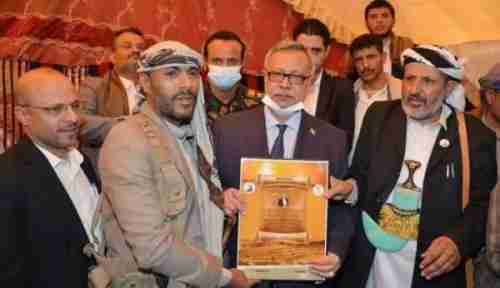 شاهد بالصورة.. الحوثي يكرم قيادياً في تنظيم القاعدة بعد ان قدم لهم هذه الخدمة