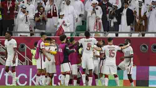 قطر أول المتأهلين إلى ثمن النهائي بعد فوزها المثير على سلطنة عمان في الوقت القاتل