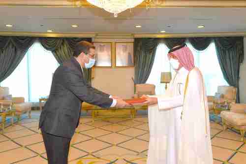 وزير قطري يتسلم نسخة من أوراق اعتماد سفير اليمن