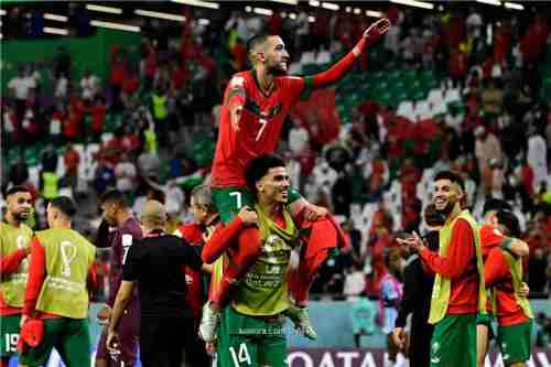 بالصور.. فرحة جنونية لجمهور المغرب بإنجاز الركراكي ونجوم الأسود