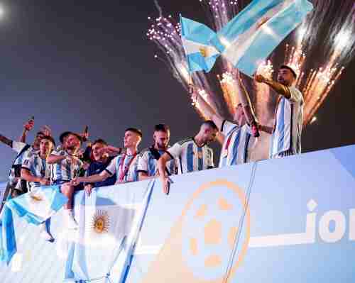 بالصور: بحافلة مكشوفة.. ميسي ورفاقه يجوبون شوارع الدوحة