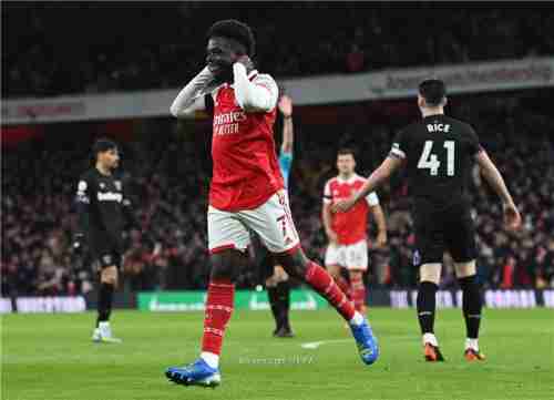 ساكا يعادل رقما فريدا للأسطورة هنري