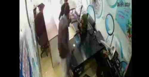 شاهد ضرب فتاة يمنية داخل مقر عملها ومصادرة هاتفها من قبل مليشيا الحوثي في صنعاء فيديو 