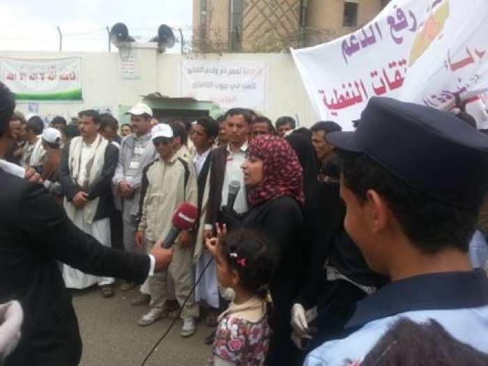ظهور وكيلة وزارة الشباب نورا الجروي مع حشود مليشيات الصرخه - صورة