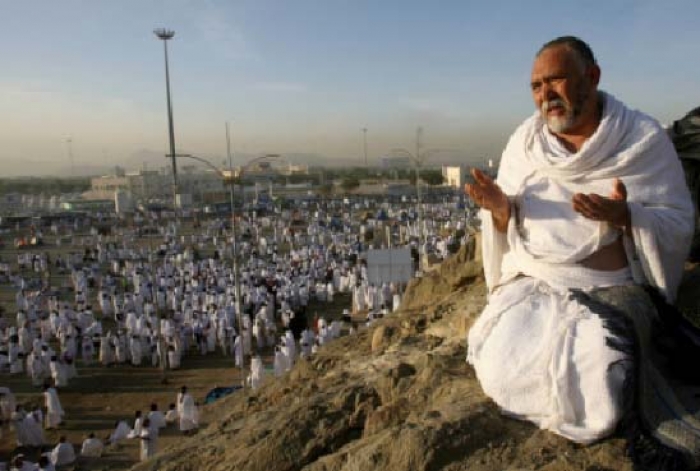 مشياً على الاقدام من اليمن: عجوز يمني يبلغ 75 عاما وصل الاراضي المقدسة