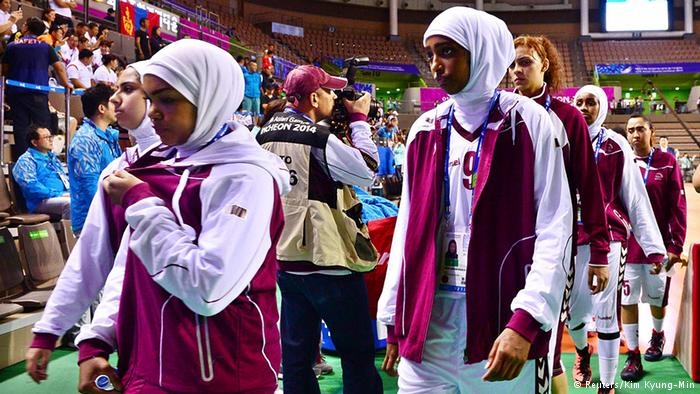 ماهو سبب مشاركة محجبات قطر في أسياد السلة رغم الرفض الدولي ؟!