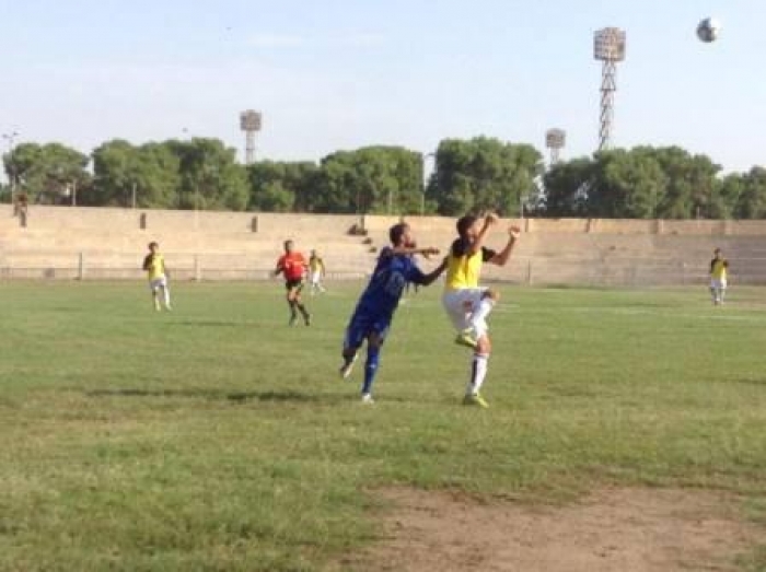 النيجري عباس يصطاد الصقر اليمني بـ " هاتريك"