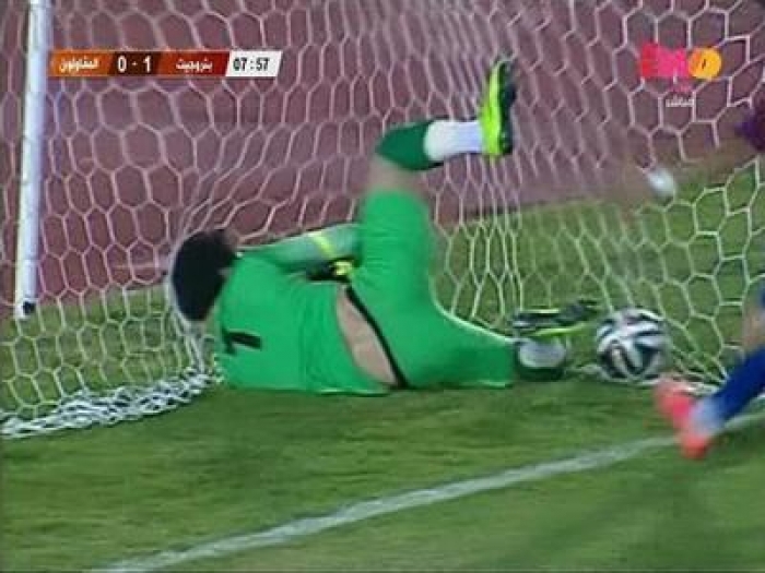 شاهد  بالفيديو.. لاعب مصري يُسجل "هدفاً كوميدياً" في مرمى فريقه!