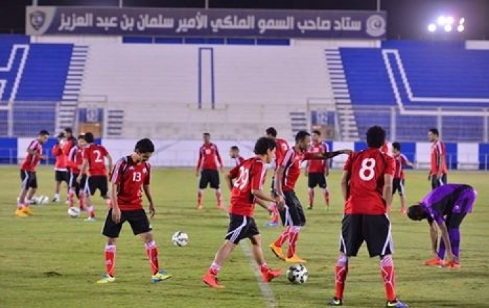شاهد الصور:  جمهور اليمن يتجاوز اسوار الرياض للقاء الاحمر .. ثم يناشده :" تكفون نبي الفوز الأول"