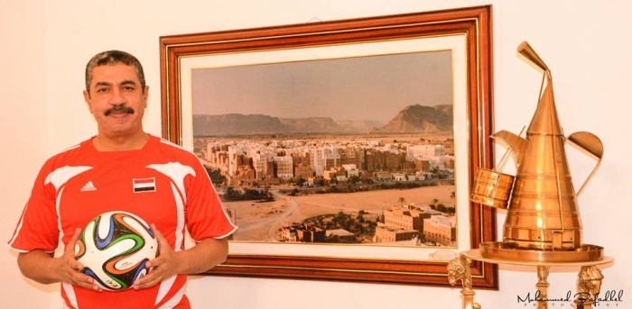 شاهد الصورة: كيف دعم خالد بحاح منتخب اليمن قبل مواجهة البحرين ؟!