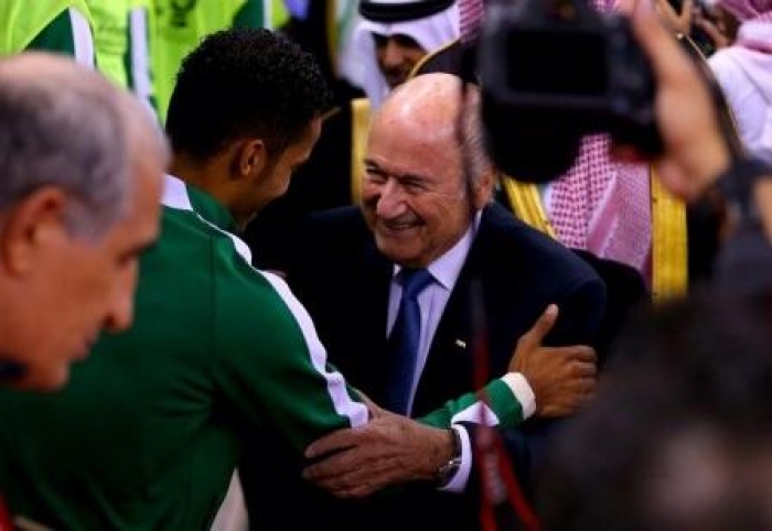 انقطاع التيار الكهربائي يحرج السعودية الرياضية في تكريم بلاتر لماجد عبد الله