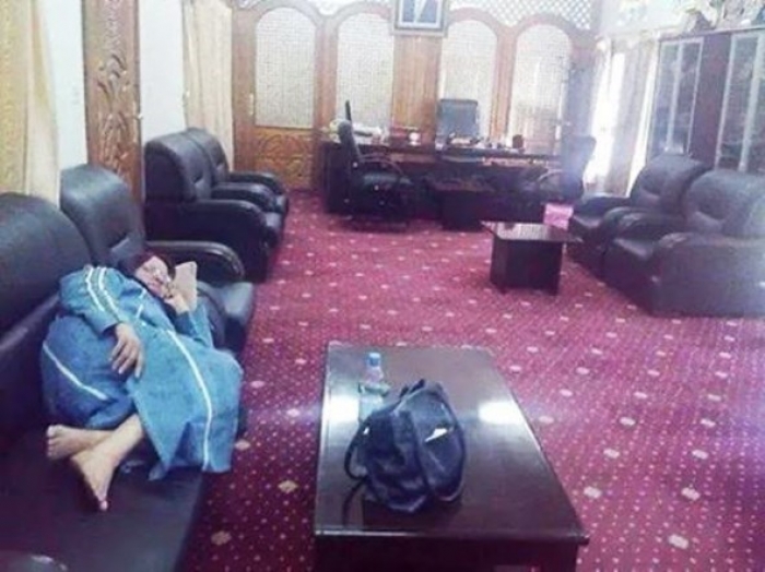 صورة : وزيرة في حكومة بحاح تنام في مكبتها في اول يوم دوام