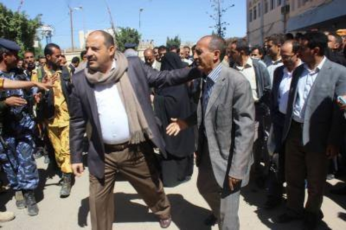 لصورة التي هزت الوسط الصحفي .. مكرم يعتدي على الشاوش بصحيفة الثورة