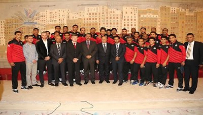 شاهد اجمل ما في صورة الرئيس مع منتخب اليمن