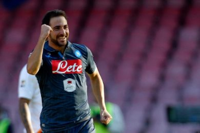 صور.. عارضة أزياء "صارخة الجمال" تحرج هيجواين