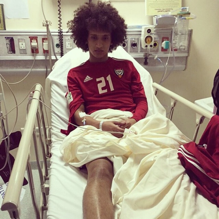 ​عموري يمني الاصل الاماراتي الجنسية يظهر على عكازين لينفي "شائعات" توتر علاقته بالمدرب مهدي علي .. صورة