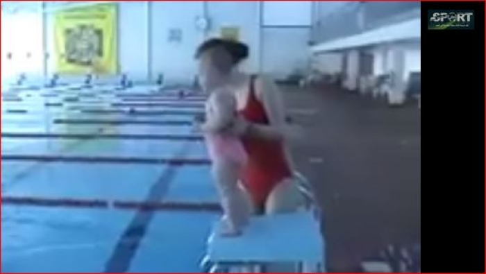 شاهد فيديو مذهل: طفلة عمرها سنة تغطس وتسبح بدون مساعدة !!