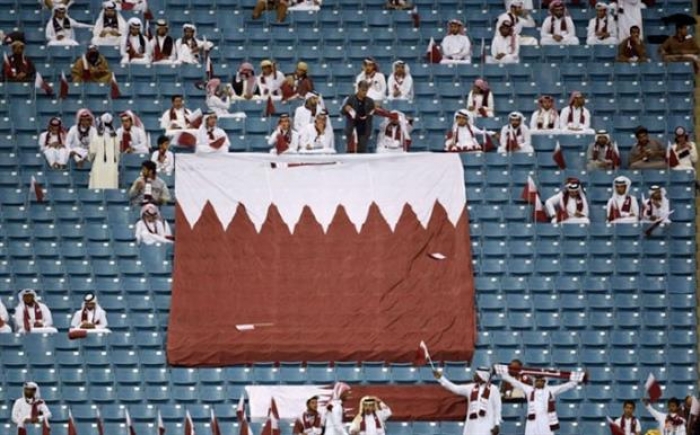 صحيفة لندنية: قطر (تستأجر جماهير مزيفة) لملء مدرجات الملاعب الخاوية
