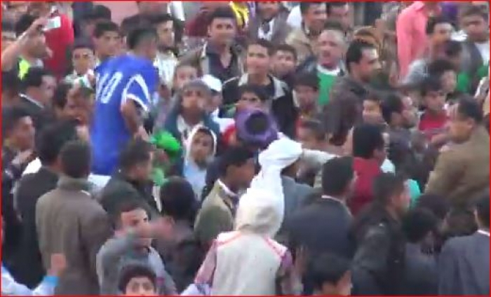 شاهد الفيديو: لن تجده الا في اليمن ..جماهير العنيد تحتفل بالمنافس علاء الصاصي !!