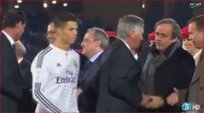 رونالدو يتجاهل مصافحة بلاتيني .. فيديو !!