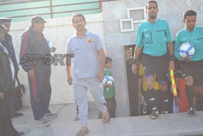 شاهد الصــور .. وابتسم انت في اليمن: برشلوني يراقب أهلي صنعاء وشباب الجيل.. وينتعل حذاء خاص بالحمام !!